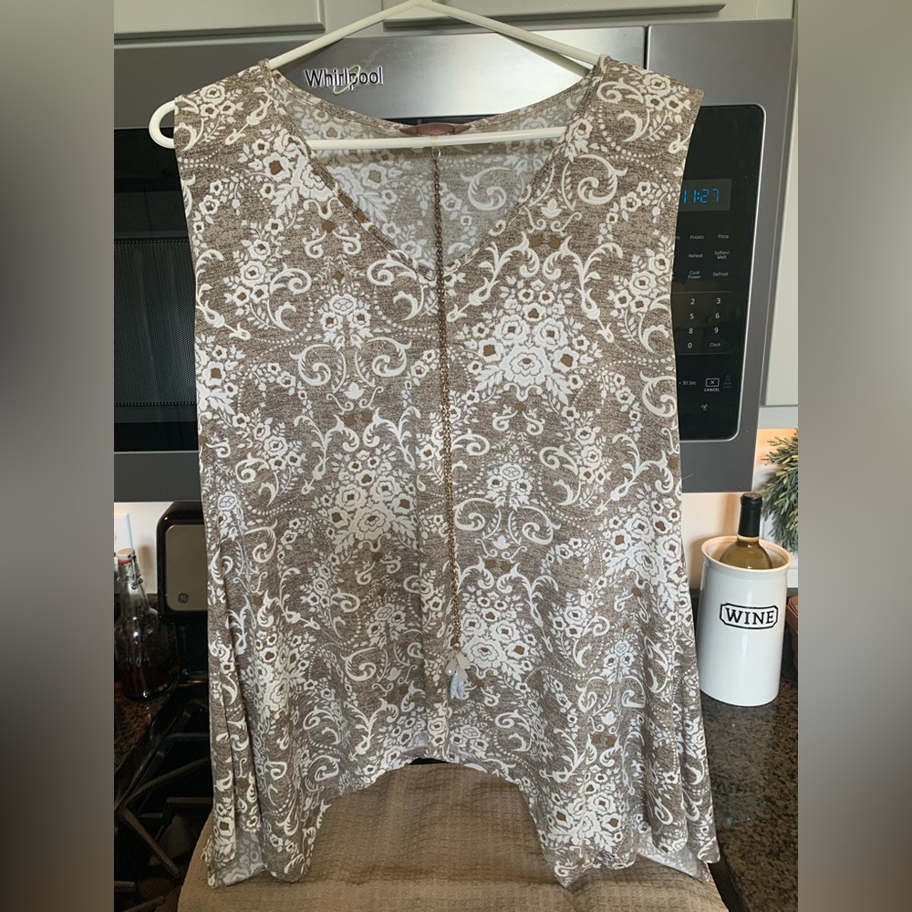 Sleeveless shirt